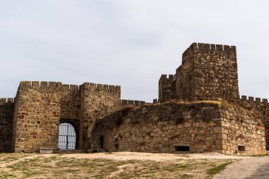 Trujillo Kalesi 'nin heybetli taş kalesi ve duvarları Extremadura, İspanya' nın zengin tarihinin ve mirasının bir hatırlatıcısı olarak duruyor..