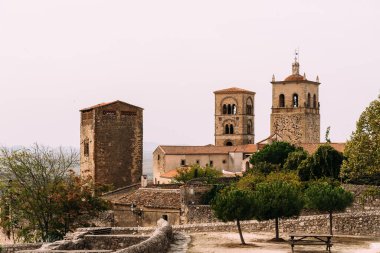 Trujillo, Extremadura 'nın yüksek manzarası, tarihi taş binalar, kuleler ve İspanya' nın kültürel mirasını gözler önüne seriyor..