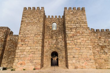 İspanya 'nın Extremadura kentindeki bir ortaçağ yapısı olan Trujillo Kalesi' nin Moorish tarzı girişi ve kale duvarları görülüyor..