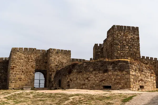 Trujillo Kalesi 'nin heybetli taş kalesi ve duvarları Extremadura, İspanya' nın zengin tarihinin ve mirasının bir hatırlatıcısı olarak duruyor..