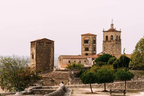 Trujillo, Extremadura 'nın yüksek manzarası, tarihi taş binalar, kuleler ve İspanya' nın kültürel mirasını gözler önüne seriyor..