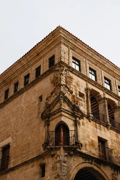 Ayrıntılı bir bakış açısı Trujillo, Extremadura 'nın mimari güzelliğini ve tarihi yapı cephesini gözler önüne seriyor..