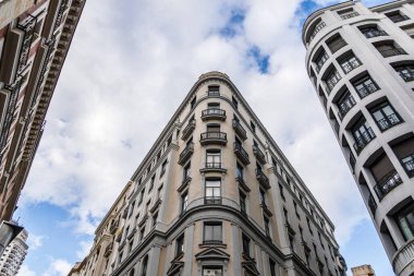 Madrid silueti, Gran Via 'daki mimari harikalarla bulutlu bir gökyüzüne karşı büyüleyici bir şehir manzarası yaratır..