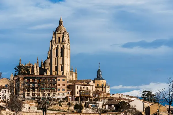 Arka planda Segovia ufuk çizgisinin katedrali ve Guadarrama dağ sırasını gösteren manzarası.