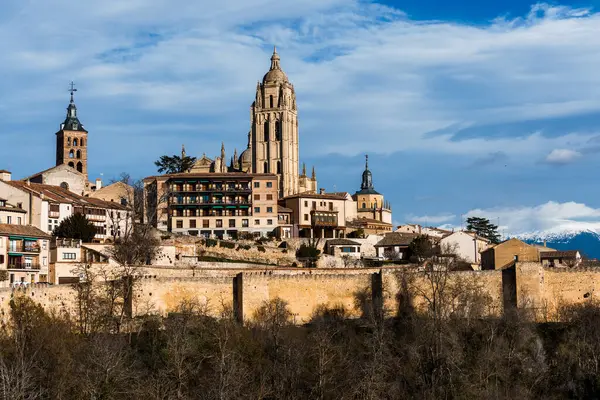 Tarihi mimari ve uzak Guadarrama dağlarının yer aldığı Segovia ufuk çizgisinin manzarası..