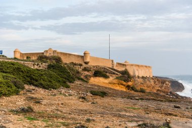 Forte de Sao Jorge de Oitavos, Portekiz 'in Cascais kıyısında Atlantik Okyanusu' na bakan gururla durur..