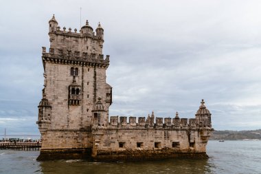 UNESCO 'nun Dünya Mirası Alanı olan ikonik Belem Kulesi, Portekiz' in Lizbon kentindeki Tagus Nehri üzerinde görkemli bir şekilde duruyor..