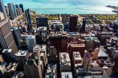 Chicago, ABD - 14 Nisan 2025: Hava görüntülerinde Chicago ikonik ufuk çizgisi, çeşitli mimarisini vurguluyor, aydınlık bir günde Michigan Gölü 'nün görüntüsü.