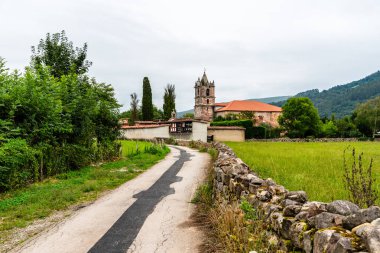 Bu cennet gibi köy yolu bulutlu bir günde İspanya 'nın kuzeyindeki Cantabria' nın Saja Nehri vadisinde bulunan eski bir kiliseye çıkıyor..