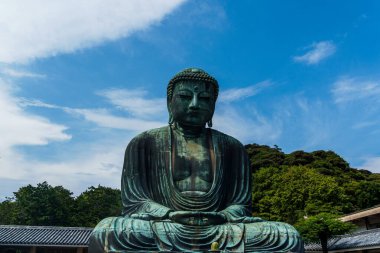 Kamakura, Japonya - 5 Ağustos 2024: Japonya 'nın Kamakura kentindeki Kotoku-in Tapınağı' nda bulunan ikonik bronz Buda heykeli (Daibutsu).