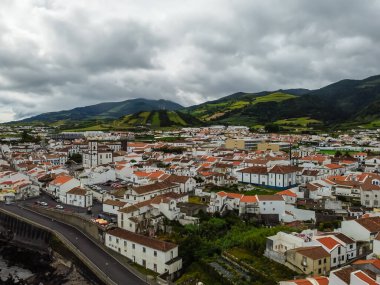Azores, sahil kasabasının insansız hava aracı görüntüsü. Franca do Campo Caddesi..