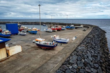 Vila Franca do Campo limanında balıkçı tekneleri, Azores.