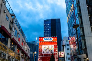 Tokyo, Japonya - 6 Ağustos 2024: Tokyo, Japonya 'nın canlı Akihabara semtinin sokak manzarası, ikonik GIGO binasını ve canlı atmosferini gözler önüne seriyor.