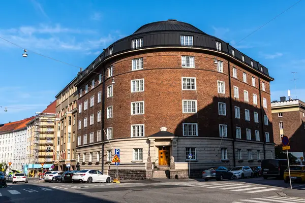 Helsinki, Finlandiya - 19 Ağustos 2024: Güneşli bir günde Helsinki mimarisinin manzarası, Finlandiya 'nın eşsiz kent manzarasını ve atmosferini gösterir.