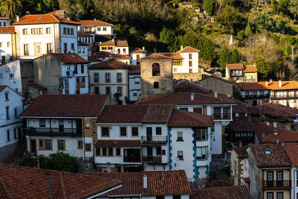 Geleneksel köy bir yamaçta kurulmuş, kırmızı kiremit çatılı ve beyaz duvarlı güneşli evler. Lastres, Asturias