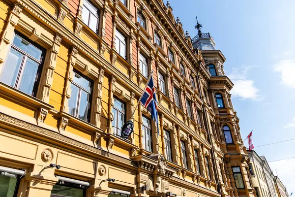 Helsinki, Finlandiya - 19 Ağustos 2024: Açık bir gökyüzü altında İzlanda ve Kanada 'nın bayraklarının yer aldığı Helsinki, Finlandiya mimarisinin görüntüsü.