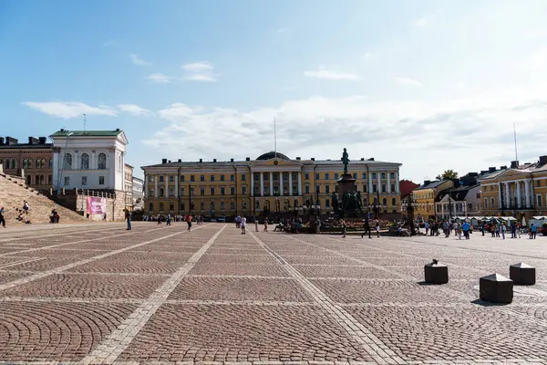 Helsinki, Finlandiya - 19 Ağustos 2024: Senato Meydanı, Helsinki 'de güneşli bir günde şehrin kalbinde tarihi binalar ve hareketli bir atmosfer sergileniyor.