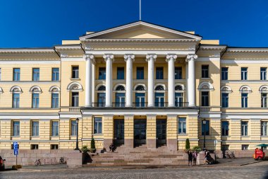 Helsinki, Finlandiya - 19 Ağustos 2024: Hükümet Sarayı, güneşli bir günde Helsinki 'de yakalanan, büyük mimarisi ve ayrıntıları ile tarihi bir neoklasik binadır..