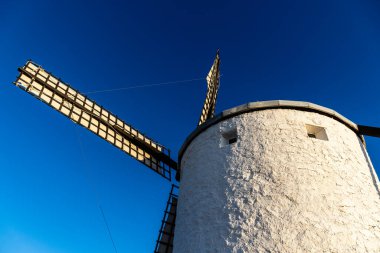 Consuegra, Toledo 'daki yel değirmenleri. La Mancha 'nın bir simgesi. Yel değirmenleri şehrin üzerinde bir tepeyi taçlandırıyor ve Don Kişot sayesinde dünya çapında tanınıyor..