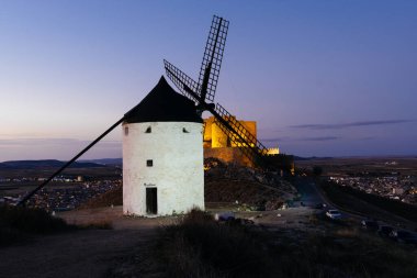 Consuegra, Toledo 'daki yel değirmenleri. La Mancha 'nın bir simgesi. Yel değirmenleri kasabanın üzerindeki bir tepeyi taçlandırıyor ve Don Kişot sayesinde dünya çapında tanınıyor. Gece görünümü