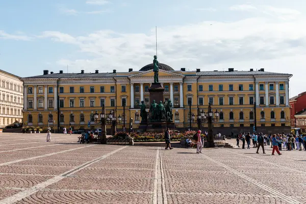 Helsinki, Finlandiya - 19 Ağustos 2024: Finlandiya 'nın başkenti Helsinki' de güneşli bir günde Senato Meydanı 'nın hareketli manzarası.
