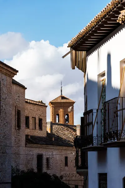 Arka planda Aziz John Baptist Kilisesi 'nin olduğu Consuegra eski kasaba manzarası. Toledo, İspanya