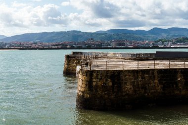 İspanya 'nın Bask bölgesi Getxo' da huzurlu ve güzel bir ortam sağlayan taş bir iskelenin manzarası..