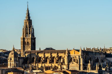 İspanya 'daki Toledo' lu Aziz Mary Katedrali 'nin gündüz boyunca Gotik mimarisi ve kumtaşı cephesinin görüntüsü.
