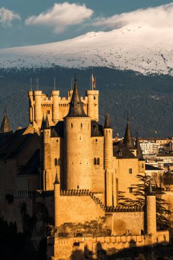 Güneşli bir günde arka planda görünen Guadarrama sıradağlarıyla, İspanya, Segovia 'nın güzel bir manzarası..