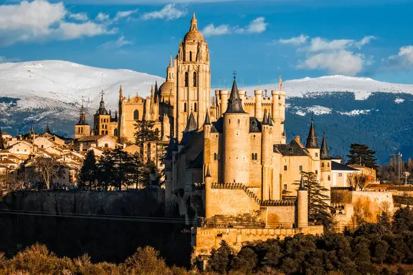Alcazar ve katedral de dahil olmak üzere Segovia siluetinin panoramik görüntüsü Guadarrama dağ sırasının arka planına kurulmuştur..