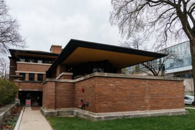 Chicago, ABD - 13 Nisan 2025: Frank Lloyd Wright tarafından tasarlanmış bir Prairie School başyapıtı olan ikonik Robie House,.