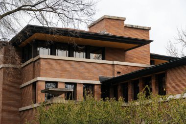 Chicago, ABD - 13 Nisan 2025: Frank Lloyd Wright tarafından tasarlanmış bir Prairie School başyapıtı olan ikonik Robie House,.