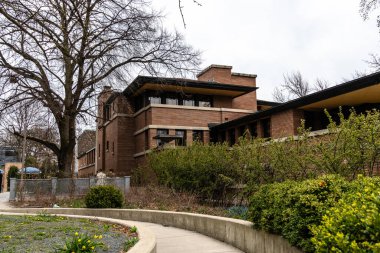 Chicago, ABD - 13 Nisan 2025: Frank Lloyd Wright tarafından tasarlanmış bir Prairie School başyapıtı olan ikonik Robie House,.