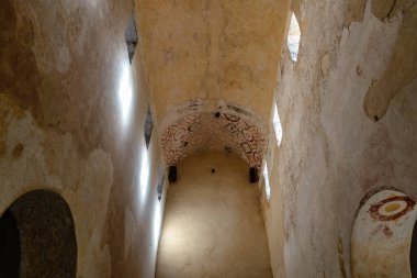 Villaviciosa, İspanya - 29 Aralık 2024: İspanya 'nın Asturias kentindeki Villaviciosa kentinde yer alan Roma öncesi bir kilise olan San Salvador de Valdedios Kilisesi' nin manzarası.