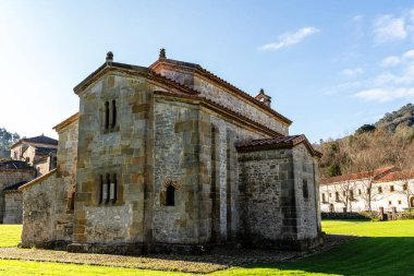 Villaviciosa, İspanya - 29 Aralık 2024: Valdedios San Salvador Kilisesi, Asturias 'ta yeşil çimlerle çevrili Roma öncesi mimarinin bir örneğidir..