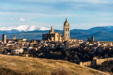 Güneşli bir günde arkasında Guadarrama dağları olan tarihi Segovia, İspanya 'nın panoramik manzarası.
