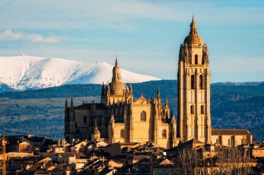 Arka planda katedral ve karlı Guadarrama dağları olan Segovia, İspanya 'nın fotografik manzarası çarpıcı bir ufuk çizgisi sergiliyor..