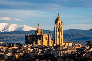 Arka planda katedral ve karlı Guadarrama dağları olan Segovia, İspanya 'nın fotografik manzarası çarpıcı bir ufuk çizgisi sergiliyor..