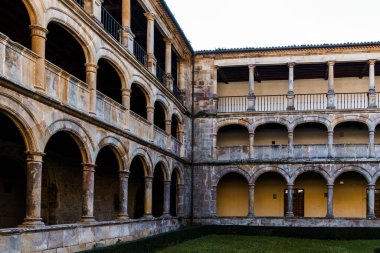 Villaviciosa, İspanya - 29 Aralık 2024: San Salvador de Valdedios Manastırı manzarası, Villaviciosa, Asturias, İspanya.