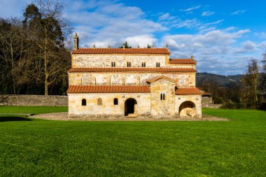 Villaviciosa, İspanya - 29 Aralık 2024: Valdedios San Salvador Kilisesi, Asturias 'ta yeşil çimlerle çevrili Roma öncesi mimarinin bir örneğidir..