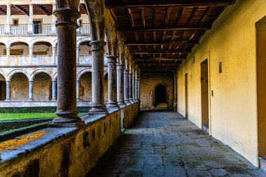 Villaviciosa, İspanya - 29 Aralık 2024: San Salvador de Valdedios Manastırı manzarası, Villaviciosa, Asturias, İspanya.