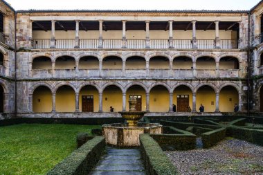 Villaviciosa, İspanya - 29 Aralık 2024: San Salvador de Valdedios Manastırı manzarası, Villaviciosa, Asturias, İspanya.