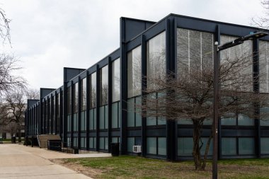 Chicago, ABD - 13 Nisan 2025: Mies van der Rohe tarafından tasarlanan Illinois Teknoloji Enstitüsü 'ndeki Crown Hall' un dış görünüşü. Mimari gösterişli ve modern..