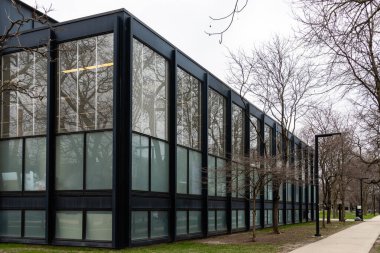 Chicago, ABD - 13 Nisan 2025: Mies van der Rohe tarafından tasarlanan Illinois Teknoloji Enstitüsü 'ndeki Crown Hall' un dış görünüşü. Mimari gösterişli ve modern..