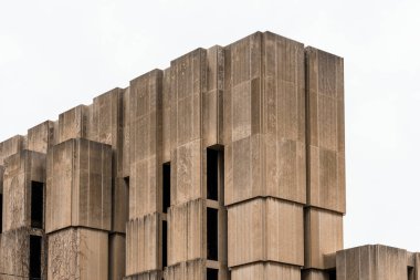 Chicago, ABD - 13 Nisan 2025: çarpıcı bir perspektif, açık gökyüzüne karşı beton bir binanın yer aldığı Chicago Üniversitesi 'nin mimarisini gözler önüne seriyor.