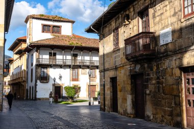 Villaviciosa, İspanya - 29 Aralık 2024: Villaviciosa, Asturias, İspanya 'da büyüleyici bir sokak sahnesi, güneşli bir günde şehrin mimarisini gözler önüne seriyor..