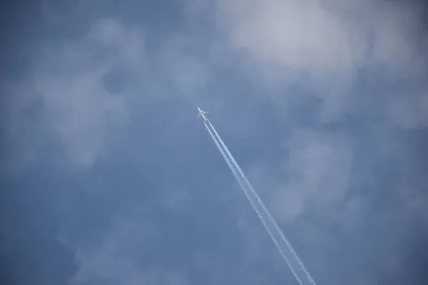 Αεροπλάνο Στον Ουρανό — Φωτογραφία Αρχείου