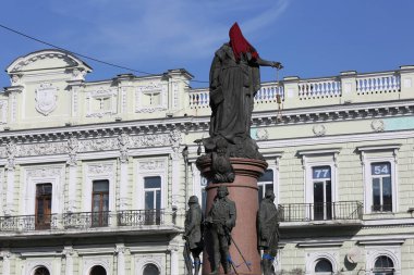 Odessa, Ukrayna Kasım, 2.2022 Catherine Anıtı Kafasında bir kep ve elinde bir iple.