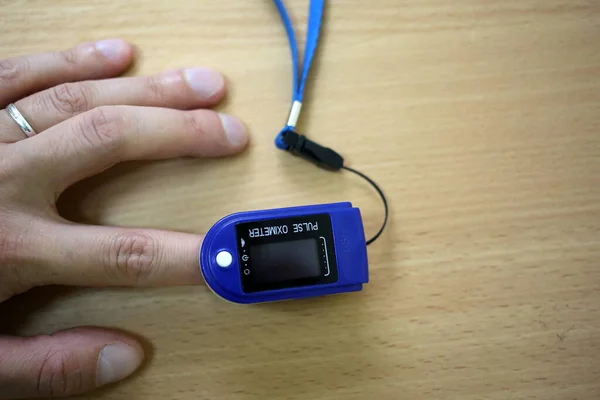 脉冲血氧计是测定饱和度和脉率的仪器 — 图库照片