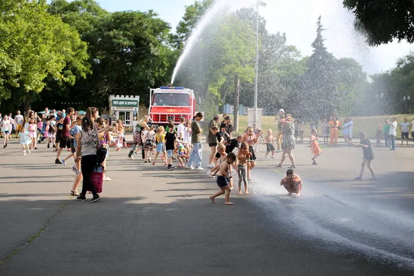 Одесса Украина Июля 2023 Дети Веселятся Водой Пожарной Машиной Жаркий — стоковое фото